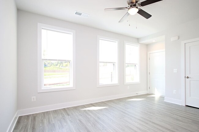 Building Photo - Pet-Friendly Brookhill Commons Townhome-Style Condo