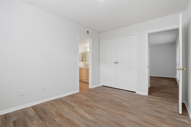 Building Photo - 1860 White Oak Dr