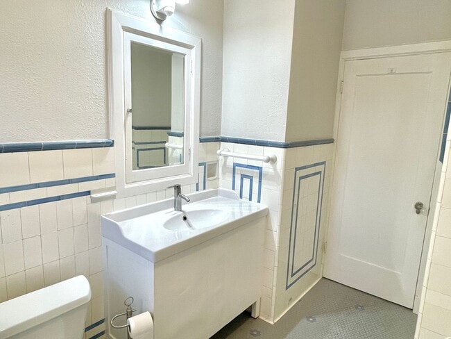 Building Photo - Rose City Park 2 bed, 2 bath with classic ...