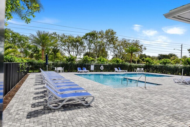 Building Photo - 4519 Hollister Ave