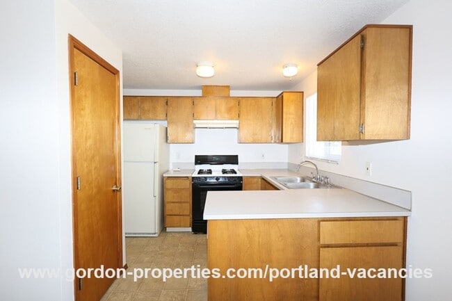 Building Photo - SE Schiller St - ranch style 3 bedroom home