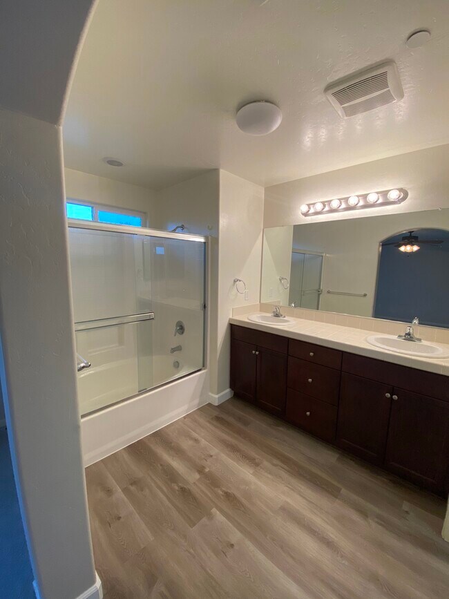 Building Photo - 450 Topanga Ct