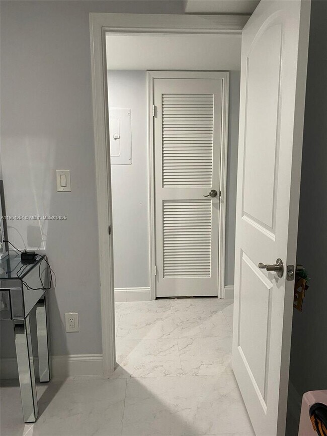 Building Photo - 833 Riverside Dr