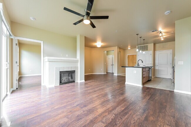 Building Photo - Your New Home Awaits in Lone Tree's Lincol...