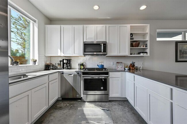 Building Photo - 801 N Bluff Dr