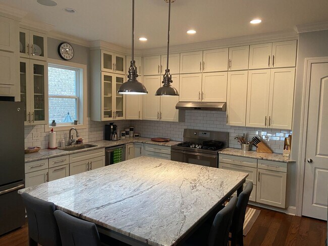 Building Photo - 4BR/4.5BA Furnished Townhome For Rent