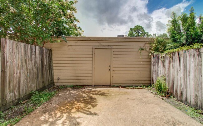 Building Photo - 926 Memorial Village Dr
