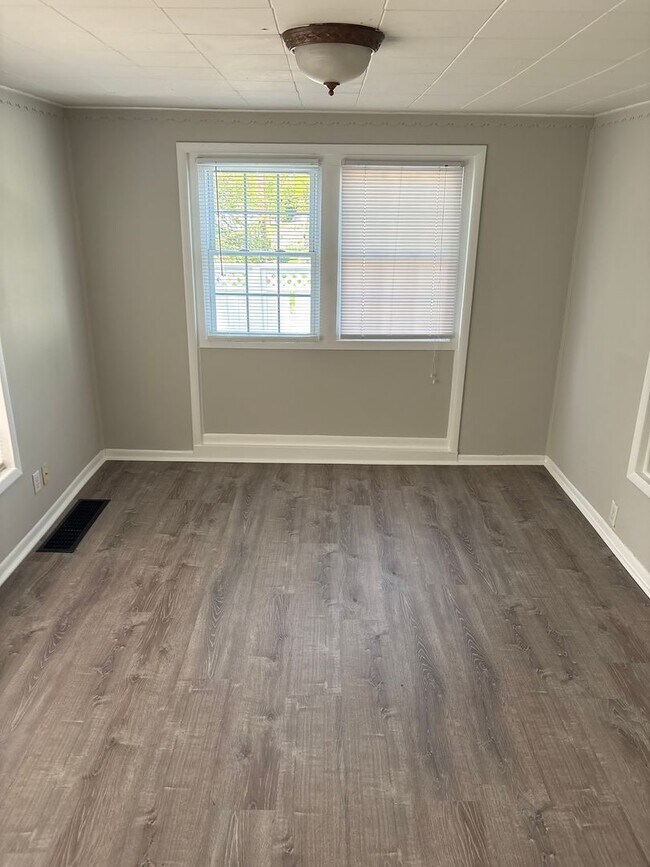 Building Photo - Butler Beauty on the Knoll!  6BR/3BA ready to go for next school year.