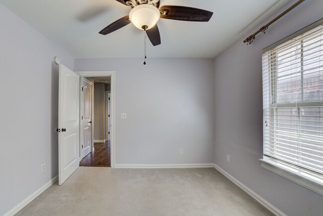 Building Photo - 4 Bed / 3 Bath in Jenks!