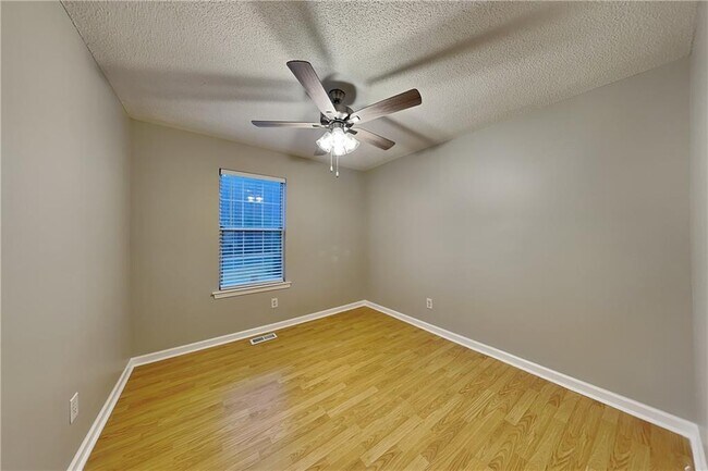 Building Photo - 235 Peach Crossing Dr