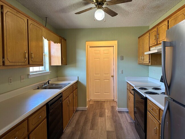 Building Photo - Charming all-brick home located in Hinesville
