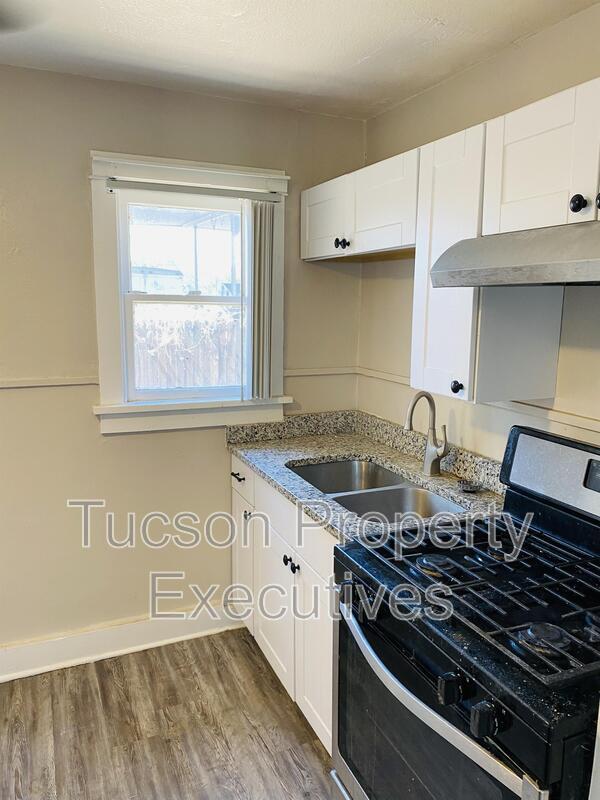 Building Photo - 2632 N Stone Ave