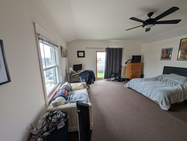 Building Photo - Rarely on the Market! Luxury 4-Bed/3-Bath Duplex in Lincoln Park