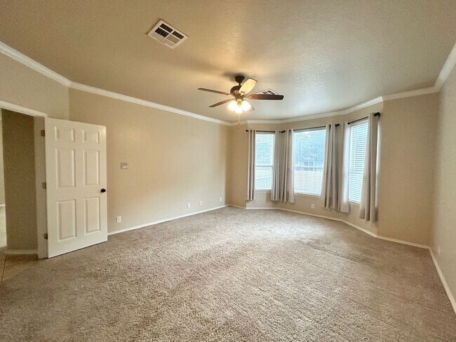 Building Photo - 4 Bedroom / 3.5 Bathroom beautiful house f...