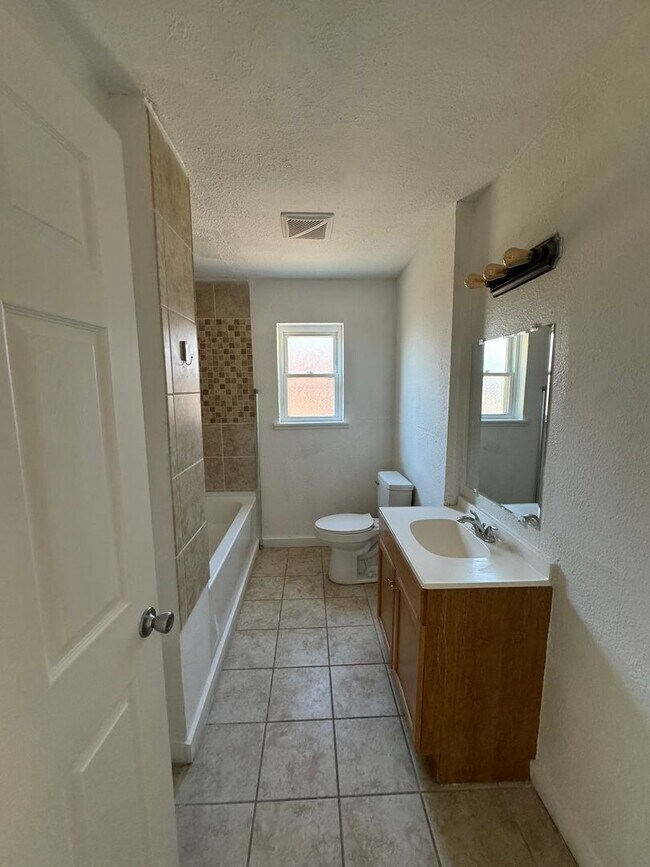 Building Photo - 3 bedroom 1.5 bathroom house!