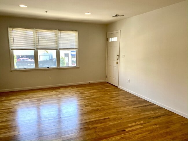 Building Photo - Townhouse Style Dupex in Harrison 3 Bedroo...