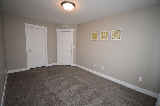 Building Photo - Gorgeous 3 Bedroom Townhome in Sandy!