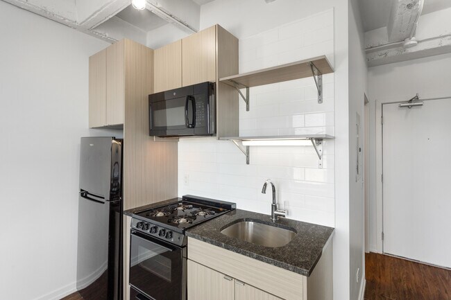 Building Photo - 1325 W Wilson Ave