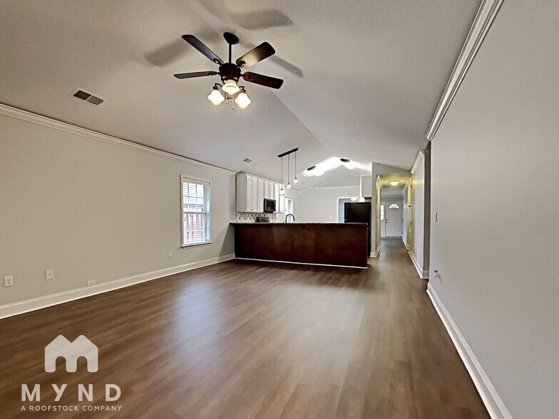 Building Photo - 2086 Edgewood Dr