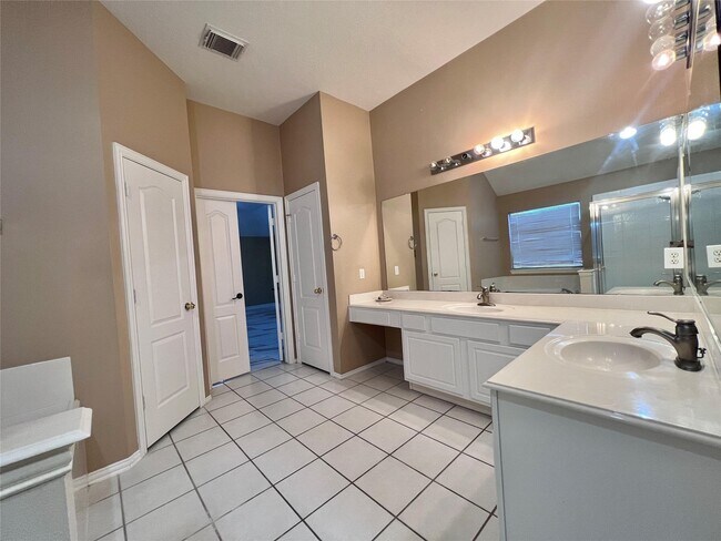 Building Photo - 13923 White Oak Springs Dr