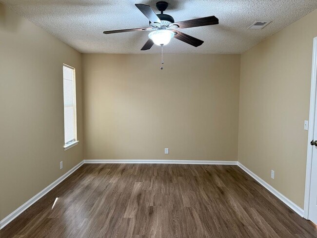 Building Photo - 302 Pinedale Dr