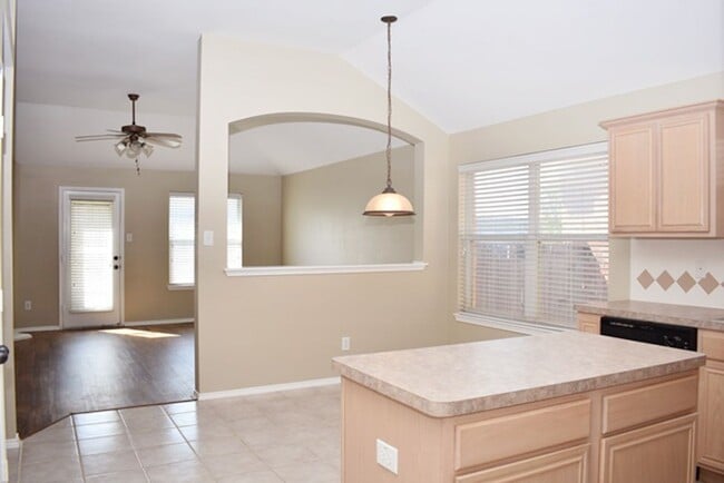 Building Photo - Beautiful 3-2-2 in desirable area of Fort ...