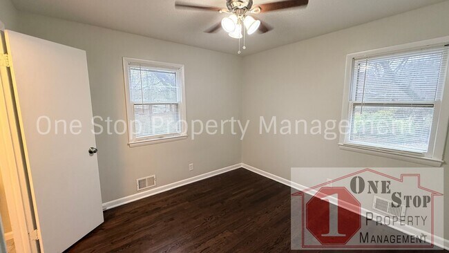 Building Photo - Charming 3-bedroom, 1.5-bathroom home in Kansas City