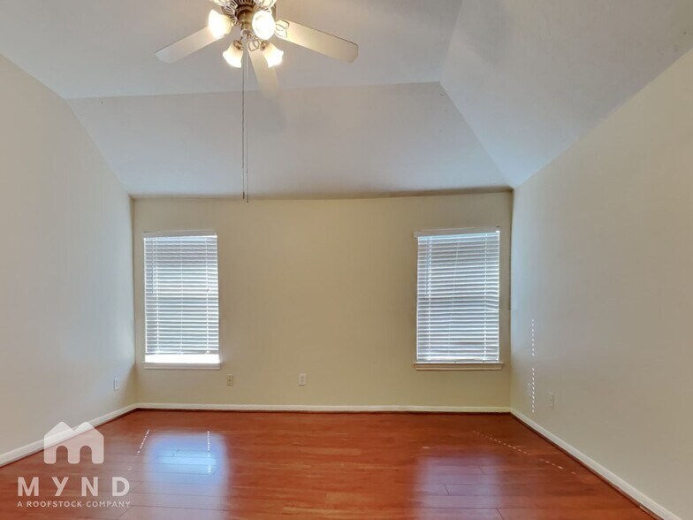 Building Photo - 807 Forest Star