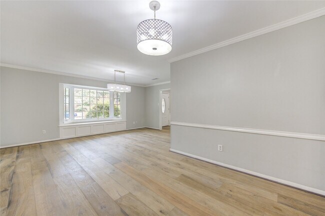 Building Photo - 5019 Oak Forest Dr