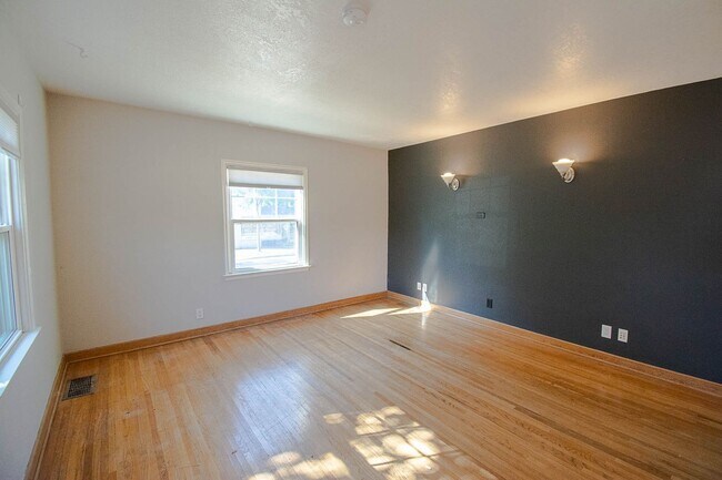 Building Photo - 903 12th Ave NE