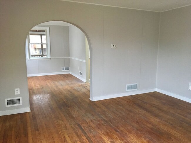 Building Photo - Fantastic 3 Bedroom EOG Townhome with Parking Pad in Parkville!