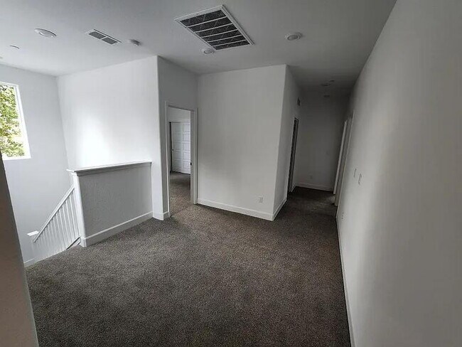 Building Photo - beautiful 4 year old Lennar home
