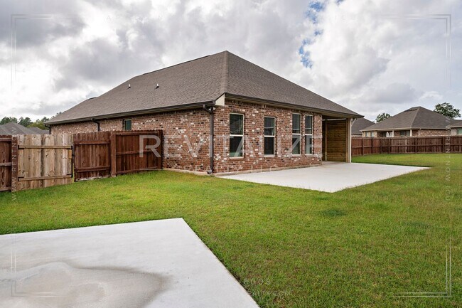 Building Photo - Stunning Luxury Home in Silverhill with Huge Diamond Shaped Backyard!