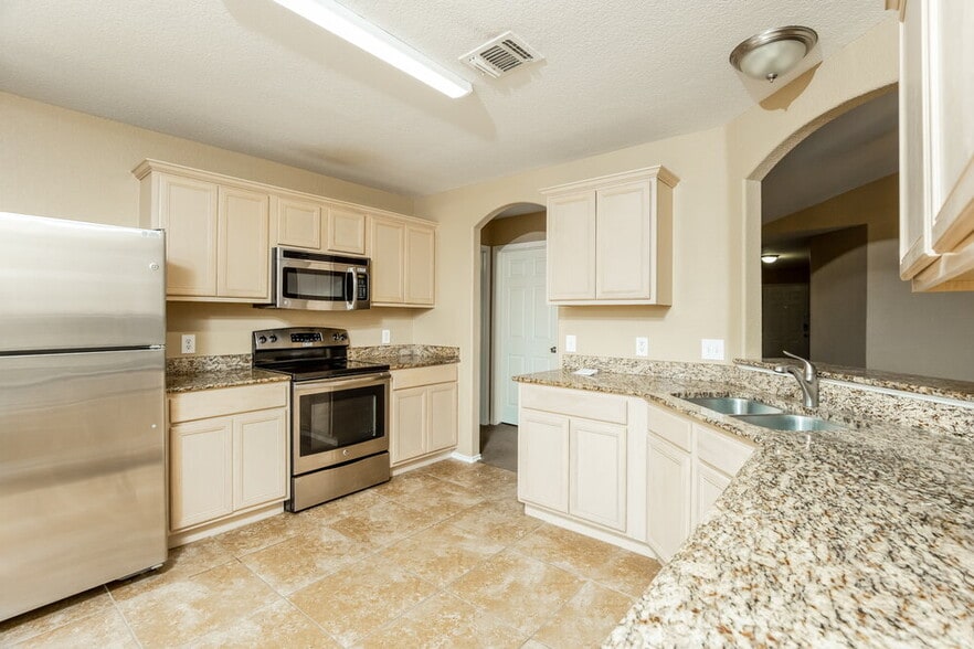 Building Photo - 135 Woodstone Loop