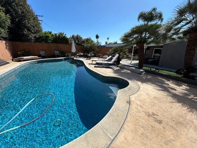 Building Photo - 3 Bed, 1 Bath in Clairemont with a Pool!