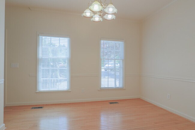 Building Photo - Beautiful home with Open Floor plan !!