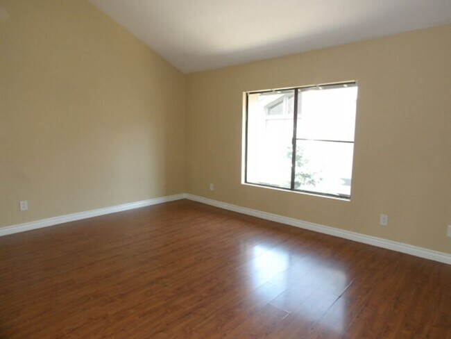 Building Photo - Spacious 2-Bed, 2-Bath Home with Resort-St...