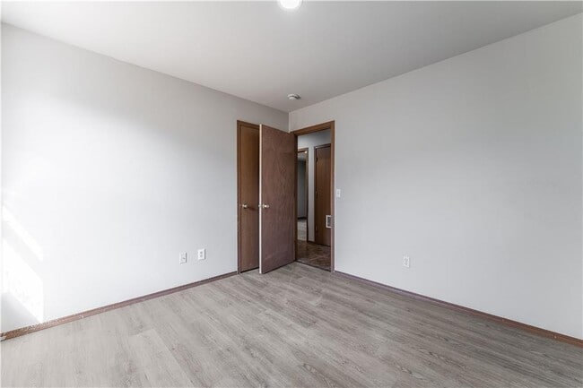Building Photo - 322 E Southern Trace Dr