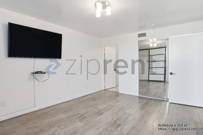 Building Photo - 4295 Vía Arbolada