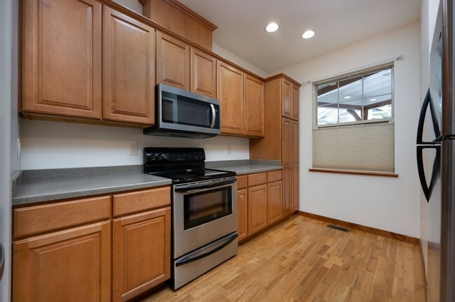 Building Photo - 3 Bedroom, 2 Bath Condo