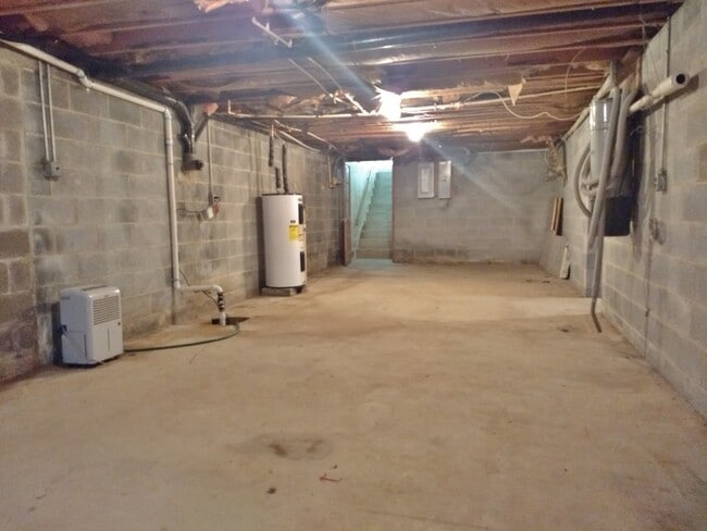 Building Photo - 2 Bed / 1-1/2 Bath Single Family Home