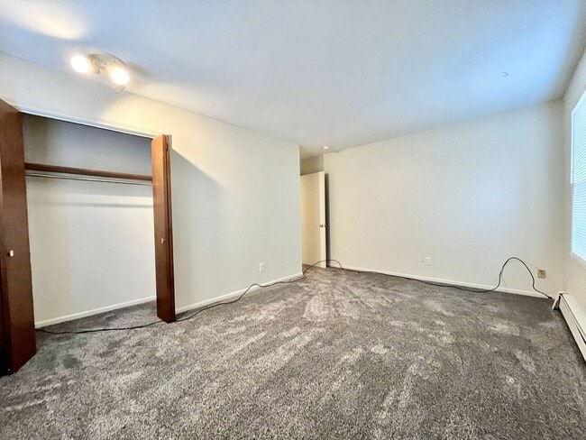 Building Photo - Two Bedroom Apartment in Northwest Grand Rapids - Rent Special!