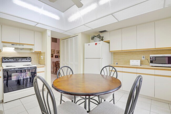 Building Photo - 13759 Date Palm Ct