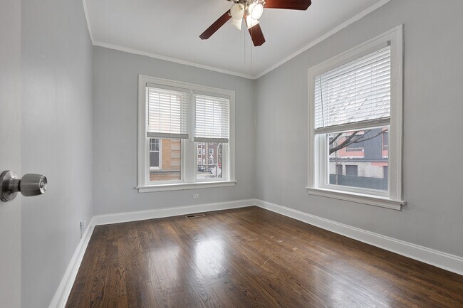 Building Photo - 1114 W Glenlake Ave