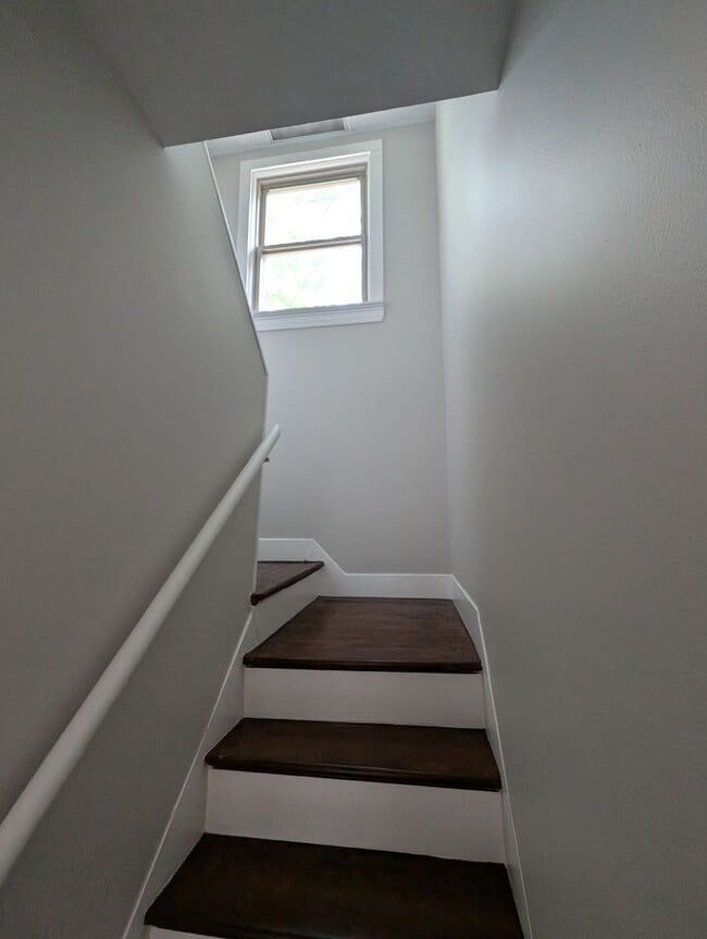 Building Photo - Spacious! 4-Bed and 2-Full Bath Unit with Bonus Room, Garage, Large Backyard