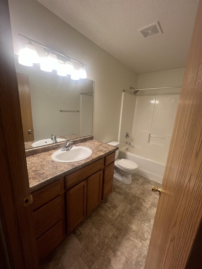 Building Photo - 4202 Estate Dr S