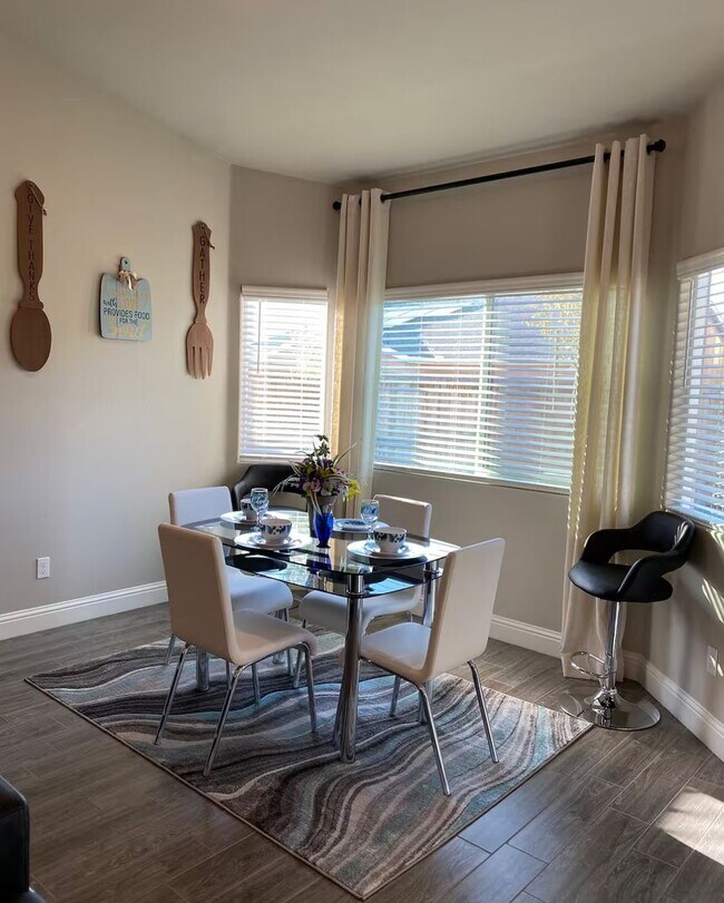 Building Photo - Unbelievable find. Fully furnished 2 or 3 Bedroom house in Seventh Standard Road area