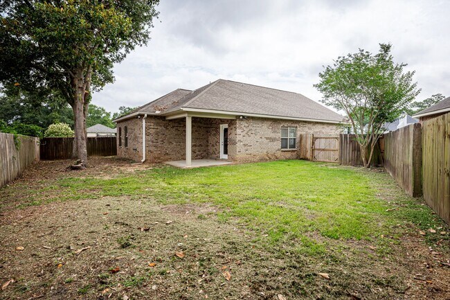 Building Photo - Charming Home Move-in Ready!
