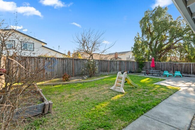 Building Photo - 33739 Slender Ct