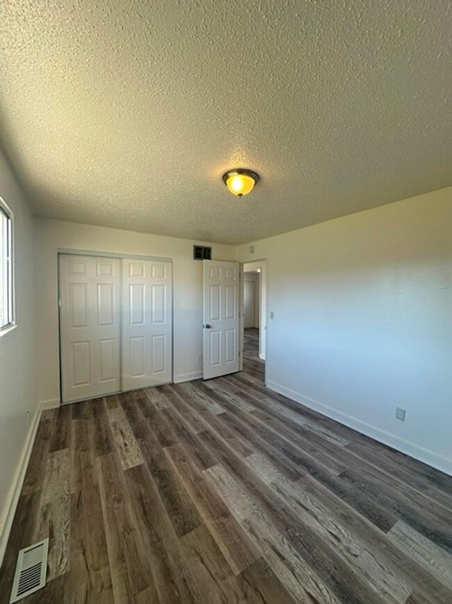 Building Photo - 3 Bedroom Duplex with Carport